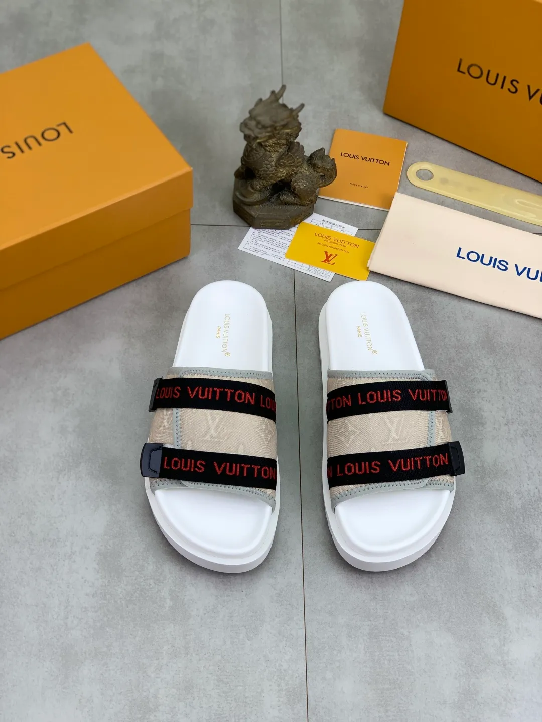 Men's shoes 💰P320💰【New style】🆘 Original quality 【LOUIS VUITTON】The popular Louis Vuitton LV men's slippers on the official website are on sale simultaneously! Original fabric imported from Italy, original factory special supply, code number: 38-44 (45 customized), many colors available